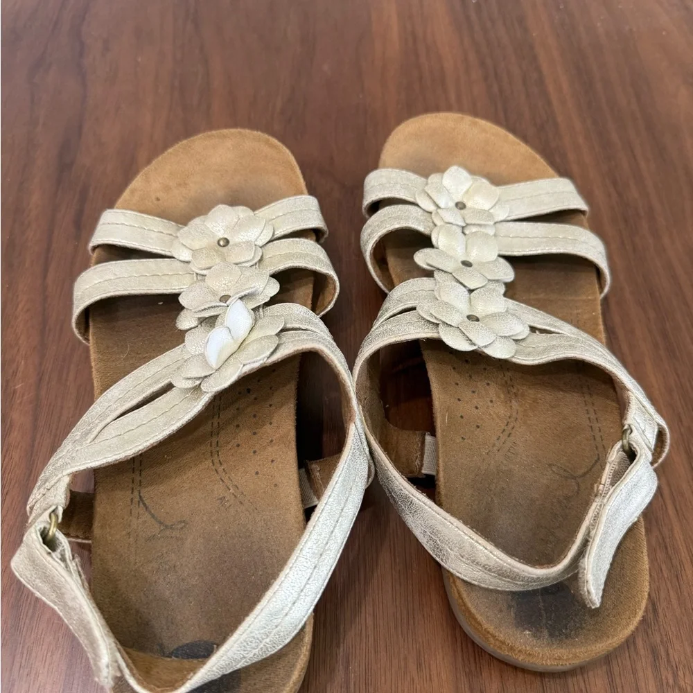 Natural Soul women’s Metallic Floral Strap Sandals - Gold - Picture 2 of 4